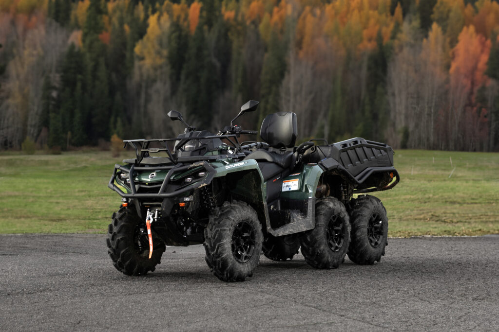 Can-Am 6-hjuling hos Autoxpress i Uddevalla – perfekt för jägare och markägare med robust och flexibel utrustning.