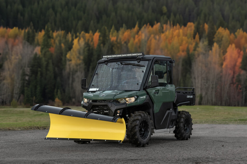 Can-Am arbetsfordon med plog hos Autoxpress – perfekt för skogsägare och jägare i tuff terräng.